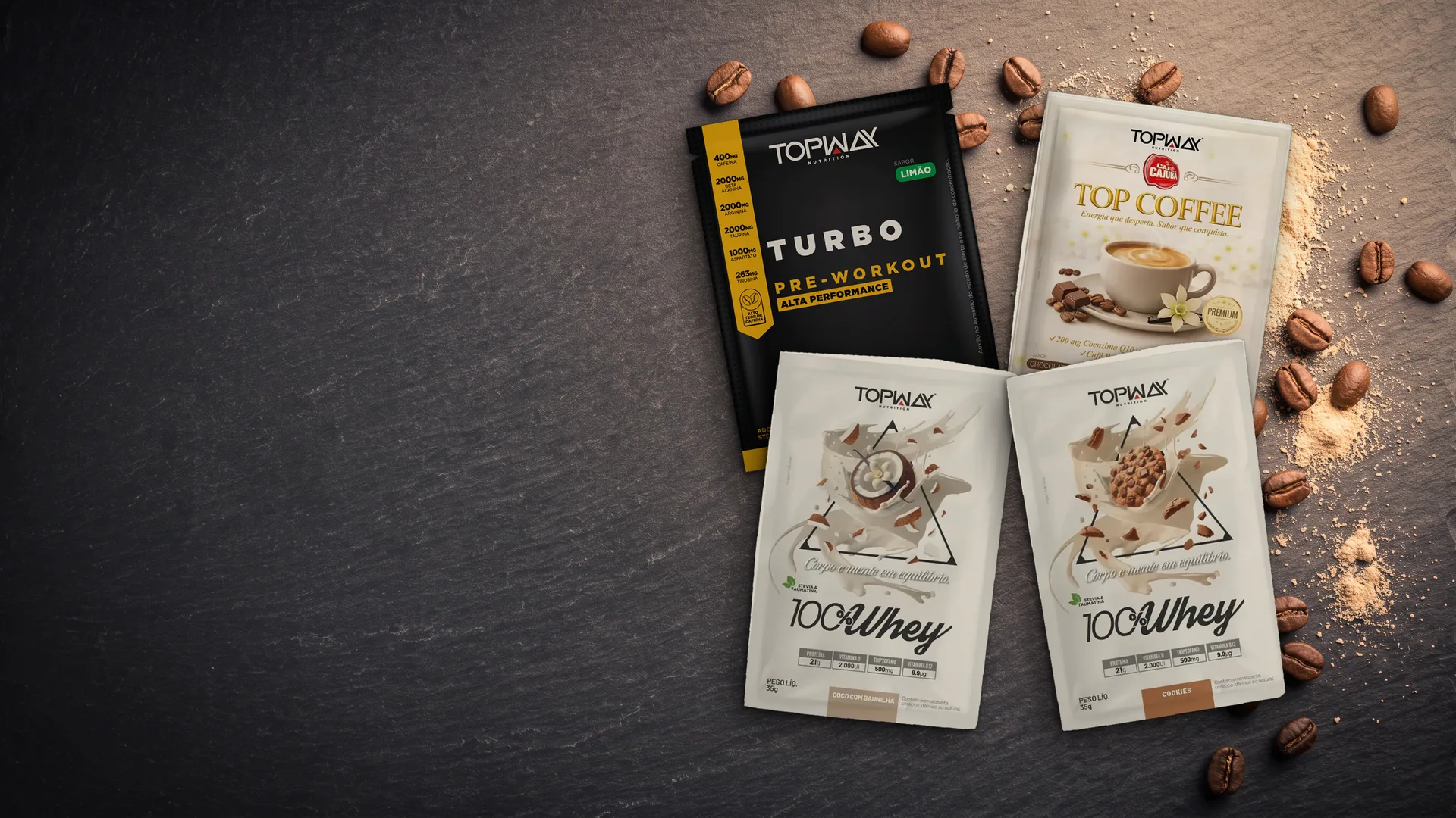 Os 4 sachês do Kit Amostra Topway sobre uma mesa escura com grãos de café